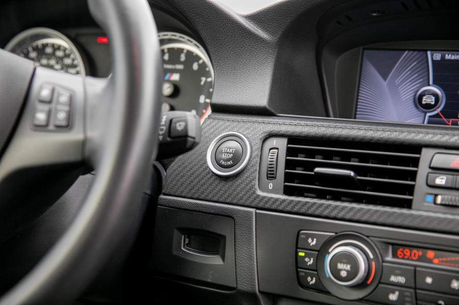 Детали интерьера BMW M3 Coupe (E93) 2011 года  (NA) (фото 48 из 80)